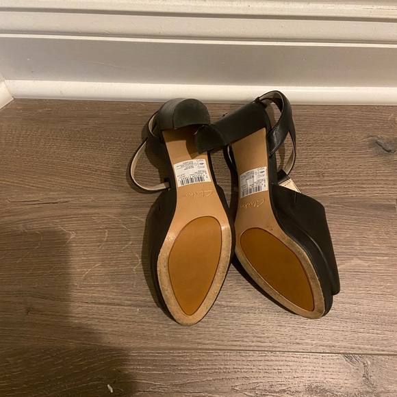 Black Clark’s sandals 6.5 - Picture 3 of 4
